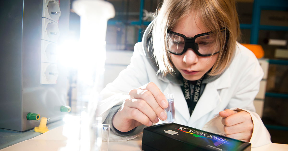 Child examines a sample with SpectroVis-sample in Gadolin Lab