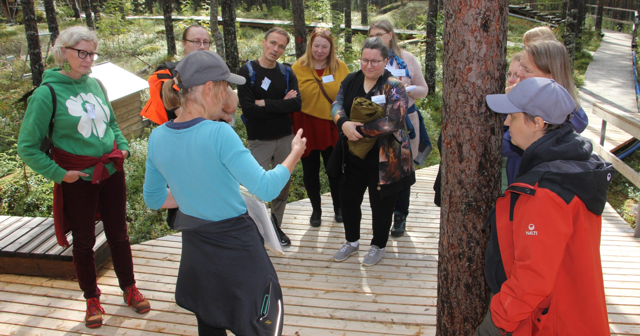 Lärarna lär sig tillsammans i skogen.