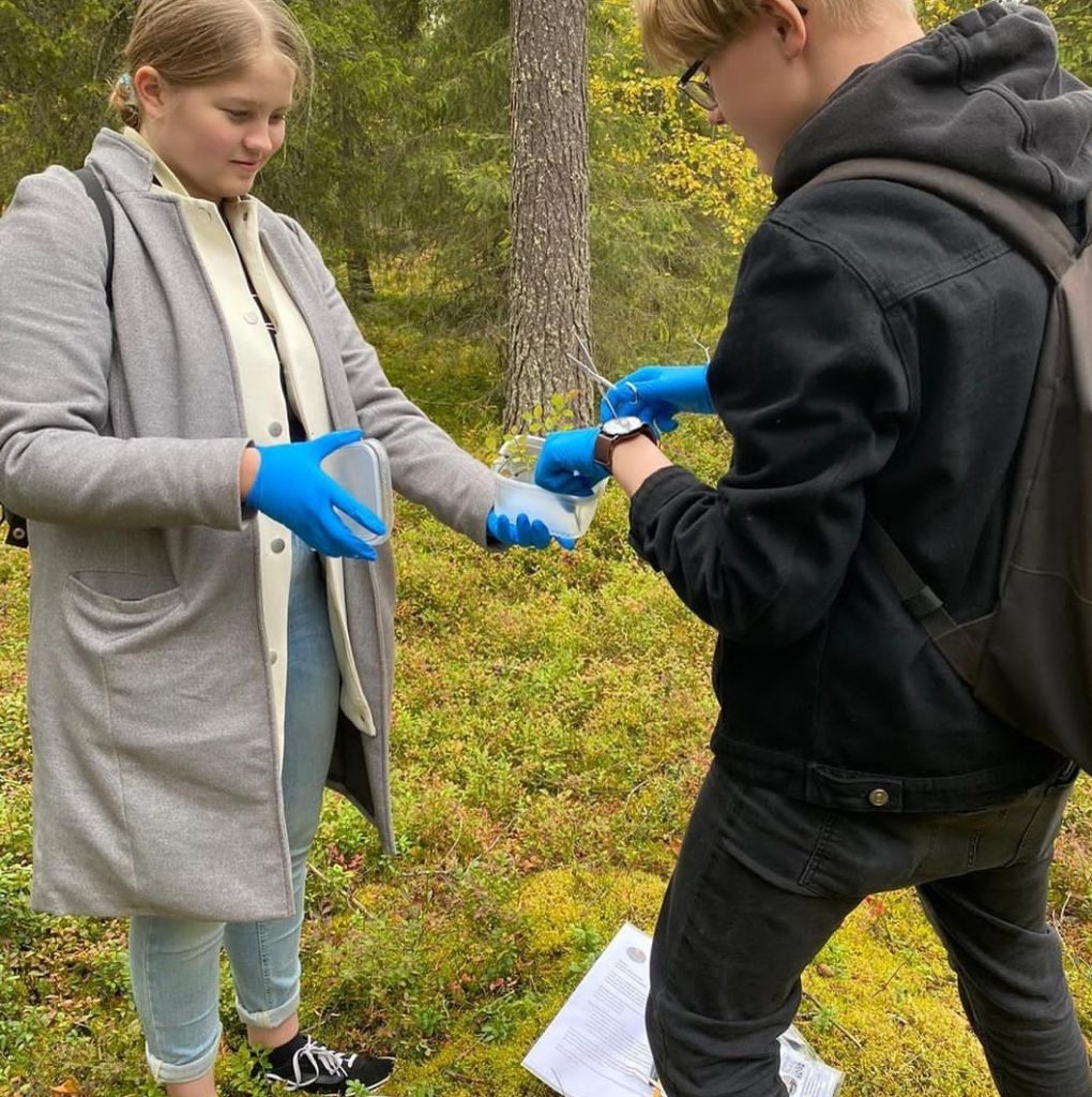 Kuusamon lukiolaiset keräämässä näytteitä Jaetta valo-hankkeeseen.