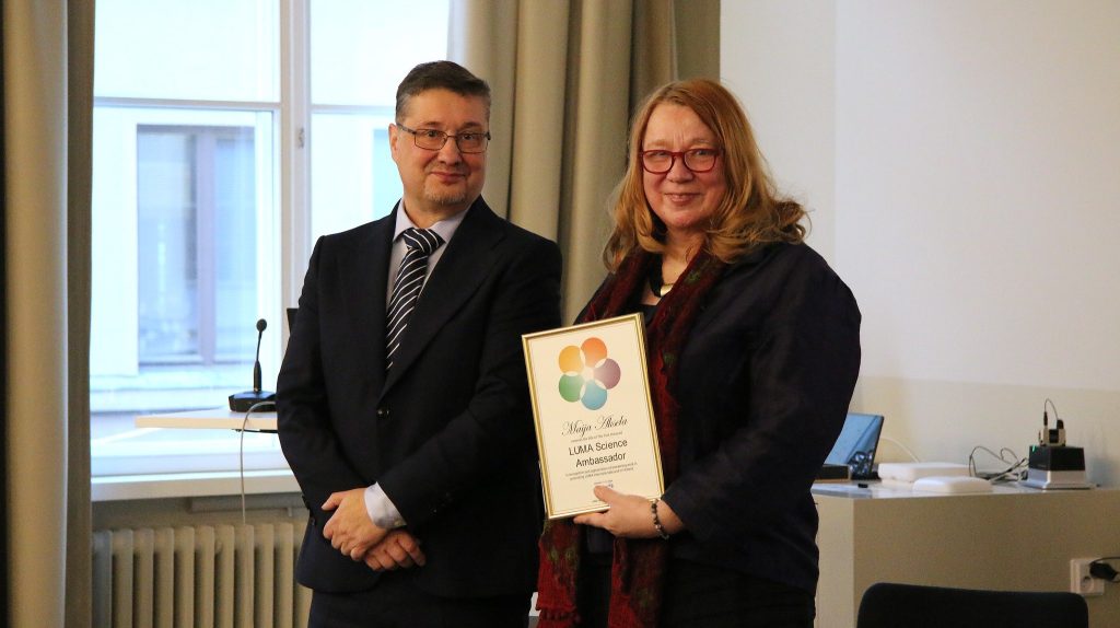 Professori Maija Aksela sai ensimmäisenä Suomessa LUMA Science Ambassador tunnustuksen.