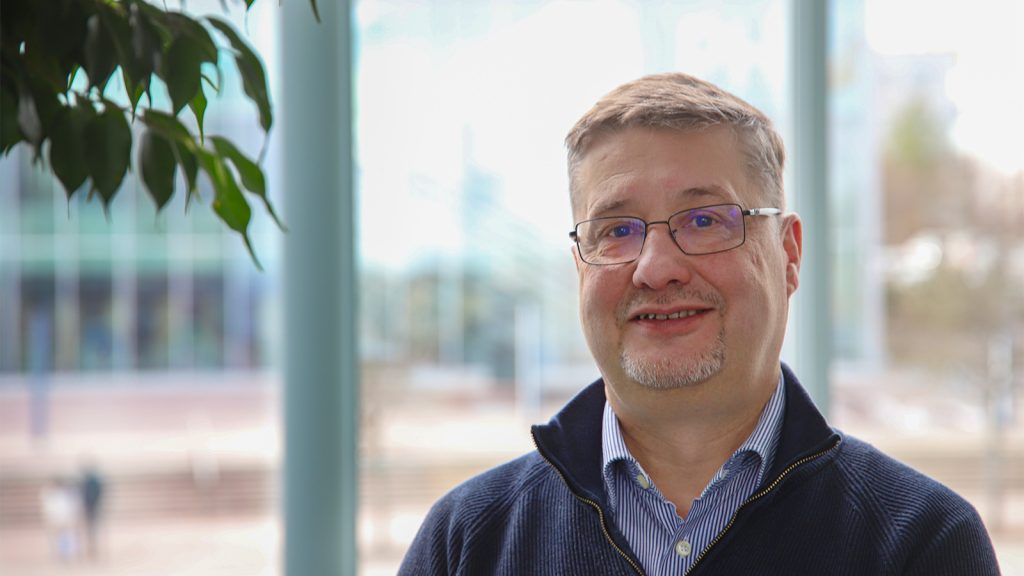 Professori Jan Lundell toivoo, että Helsingin ja Jyväskylän yliopistoissa käytössä oleva aineen opetuksen opetusmalli otettaisiin käyttöön muuallakin ja taattaisiin laadukas aineiden opetus valtakunnallisesti. (Kuva: Jani Närhi)